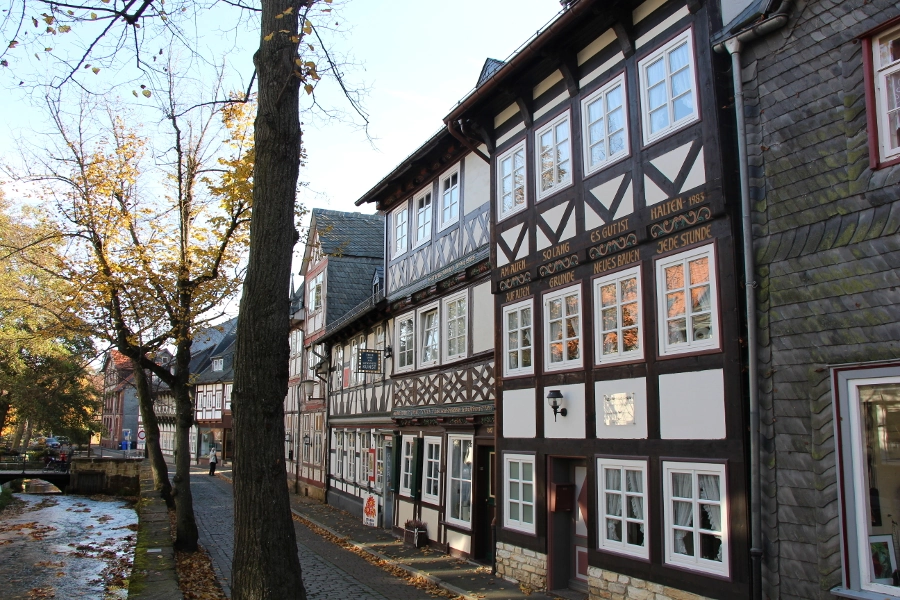 Alte Häuser entlang der Abzucht in Goslar