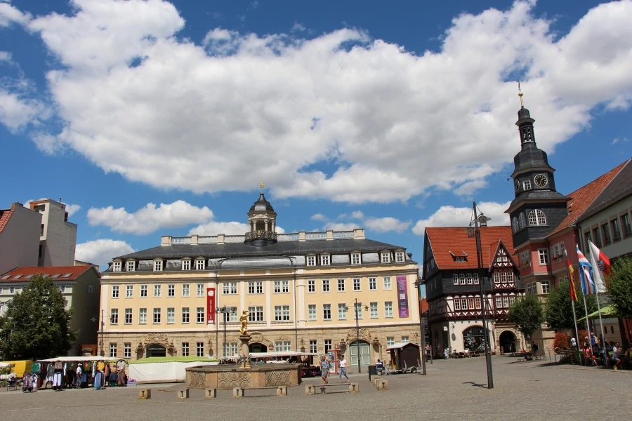 tadtschloss und Georgsbrunnen am Marktplatz