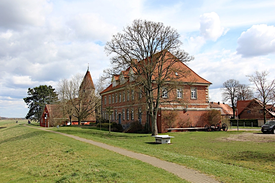 Mehrgenerationenhaus und St.-Annen-Kirche in Dörverden-Westen
