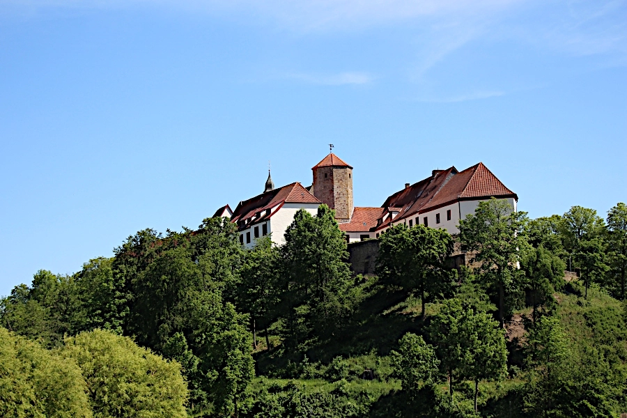 Auf einem Hügel über der Stadt thront das Schloss Iburg
