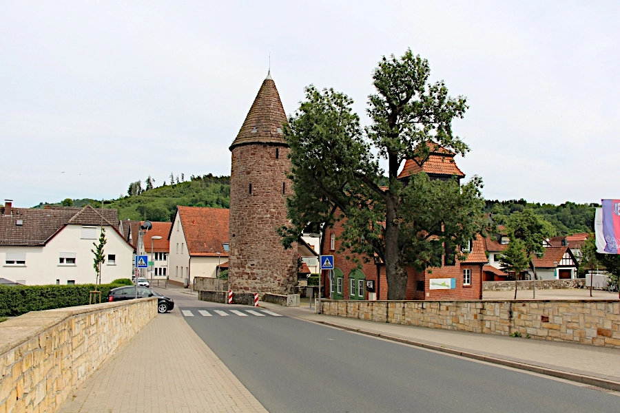Der Brückentorturm aus dem 12. Jahrhundert ist erhalten geblieben