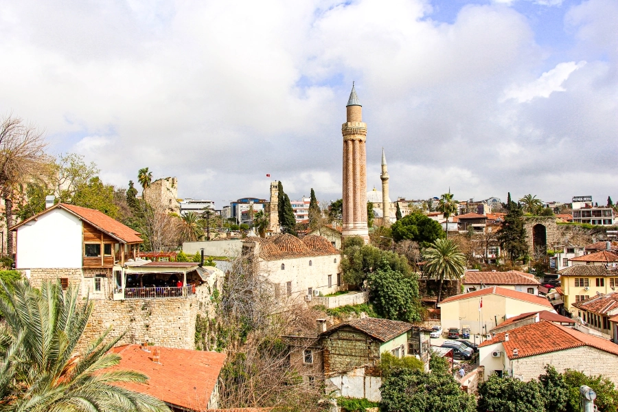 Blick über die Dächer der Altstadt auf die Yivli Minare Moschee